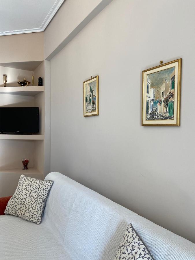Mpanos Sea Apartment 2 Loutra Oraias Elenis Bagian luar foto