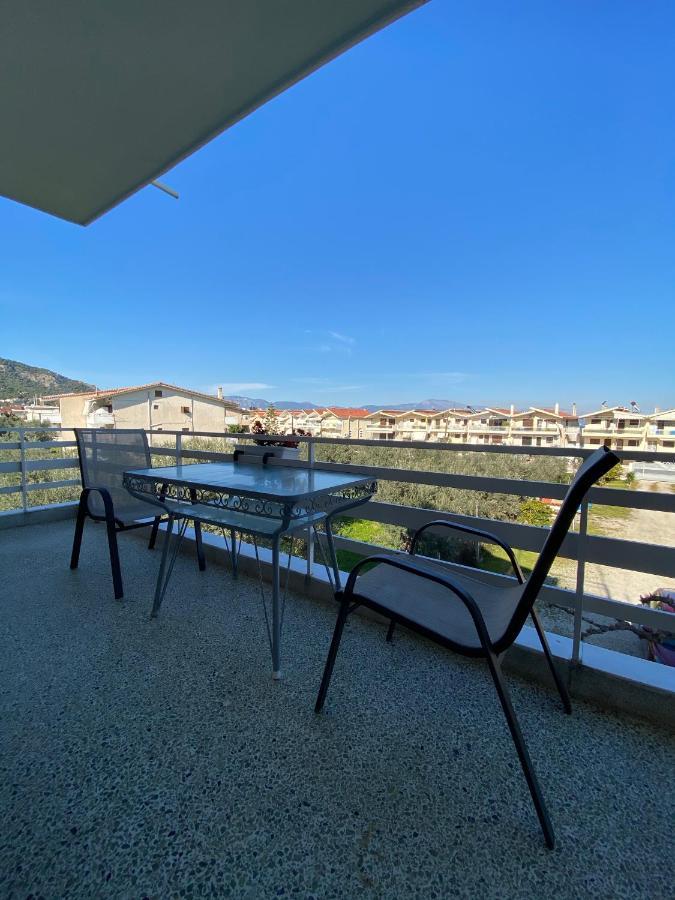 Mpanos Sea Apartment 2 Loutra Oraias Elenis Bagian luar foto